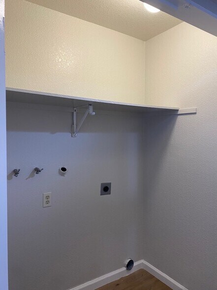 Building Photo - 1806 Woodlake Dr