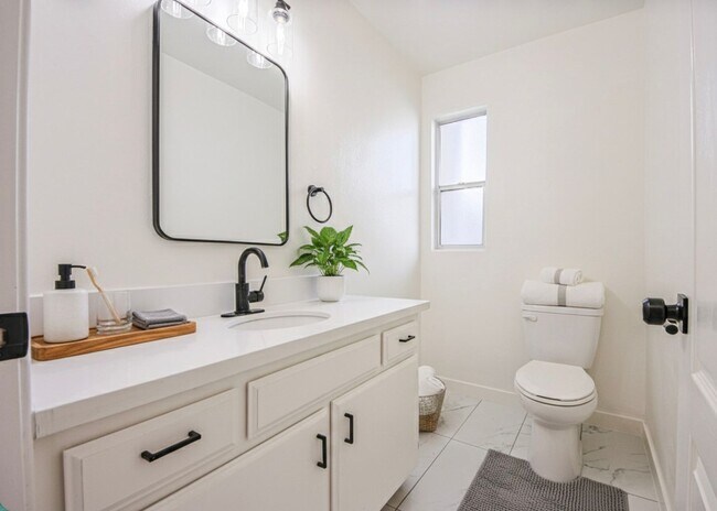 Building Photo - Fully Renovated 4 Bed/3.5Bath Home with Garage + Private Yard