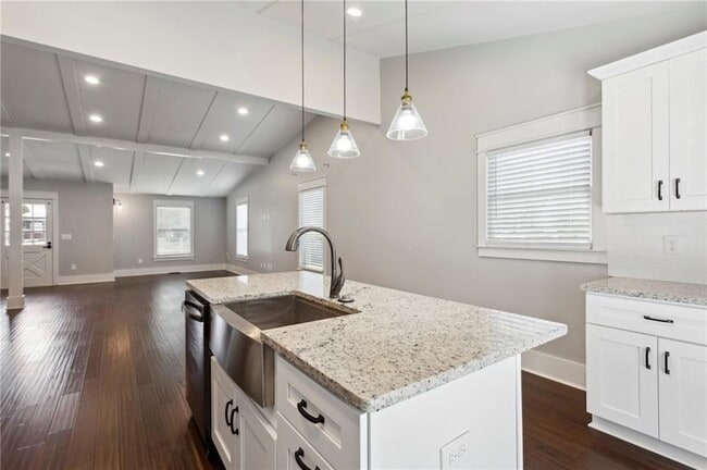 Building Photo - 3258 Highland Dr SE