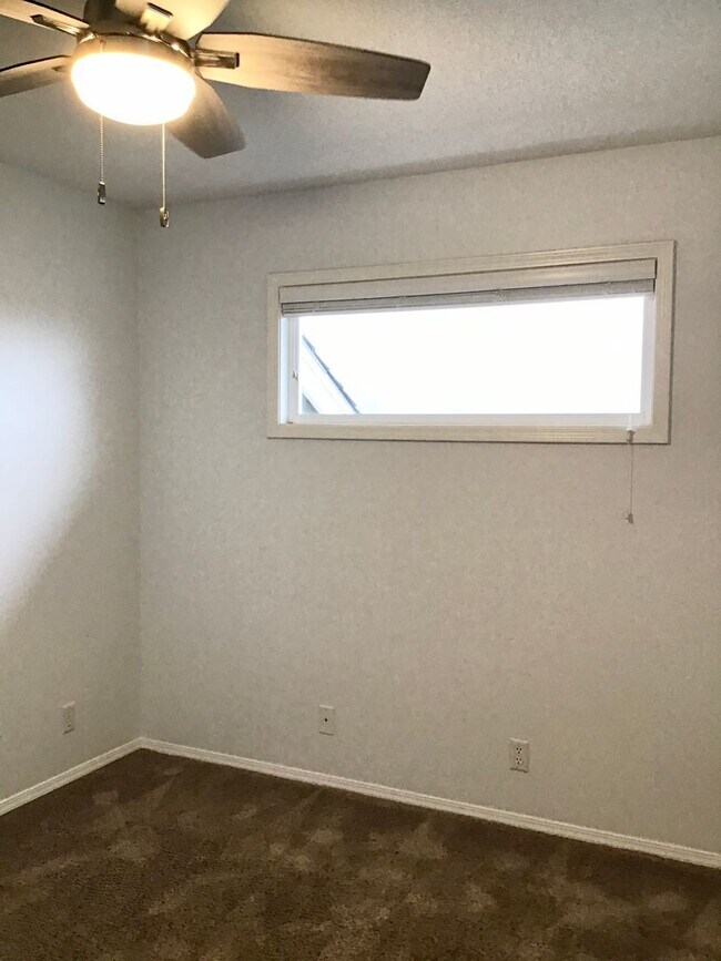 Building Photo - For Rent - Exceptional Murrayhill Location...