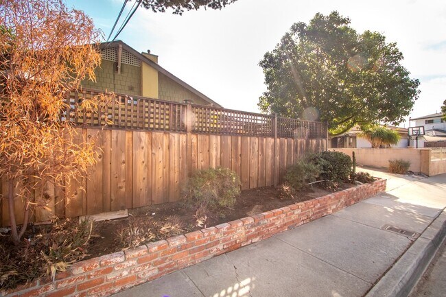 Building Photo - Updated Craftsman 2-Bed / 1-Bath W/ Private Yard/Storage/Washer/Dryer in South Park!