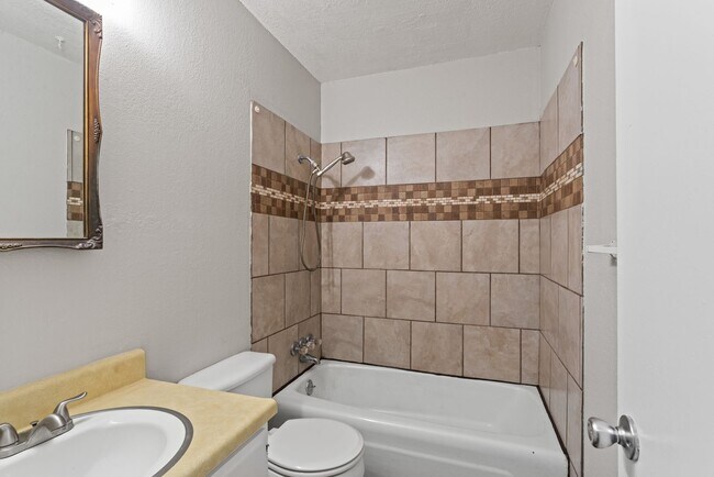Building Photo - Affordable 2-Bedroom Duplex with Garage, D...