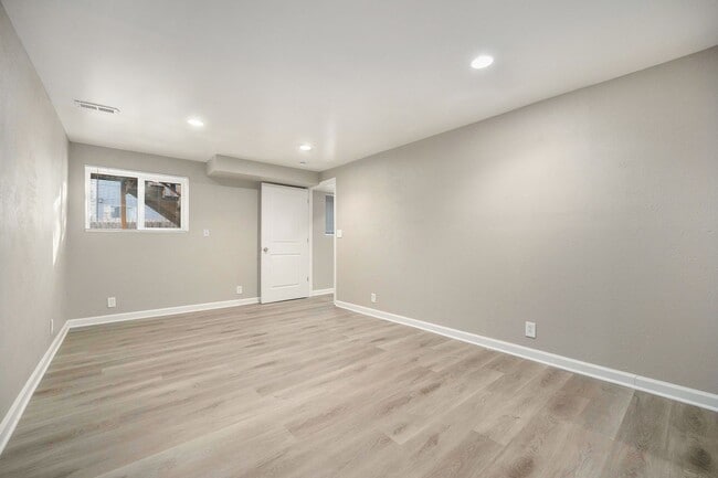 Building Photo - Newly Updates 4-Bedroom, 4-Bathroom Townhouse Available Immediately