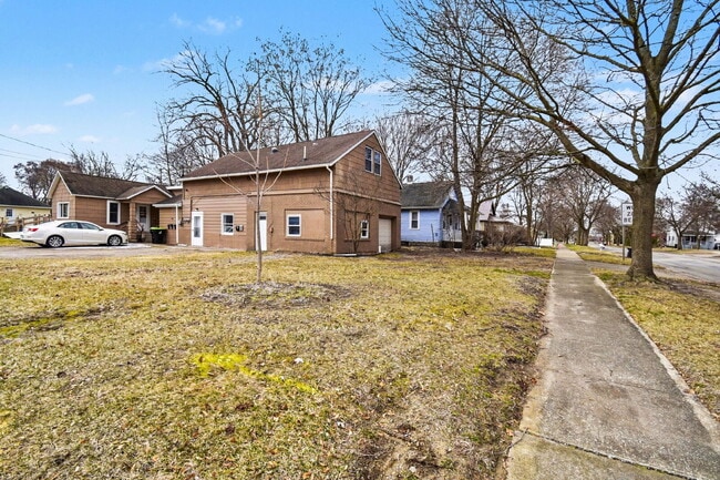 Building Photo - 2 Bedroom Rental Loft With Garage - $1150/Month