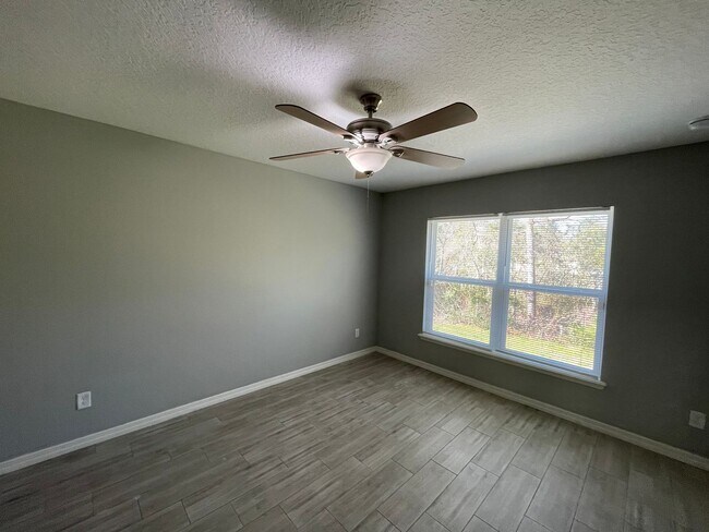 Building Photo - Modern 3-Bedroom Home with Office & Spacious Yard in Deltona Lakes!