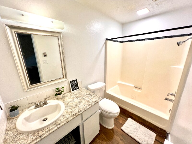 Building Photo - 1005 Bloyd St