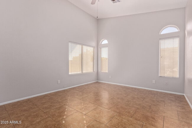 Building Photo - 208 E Devon Dr