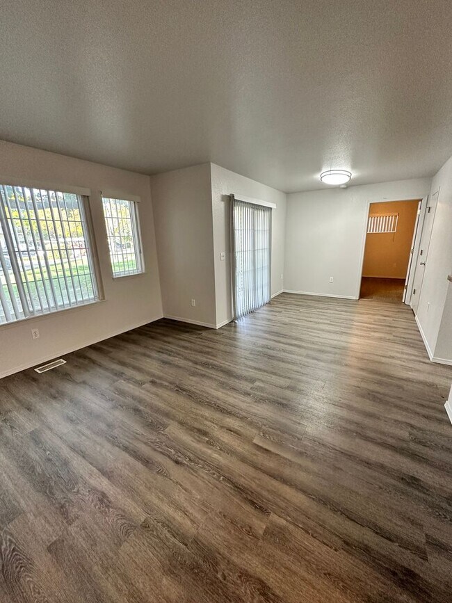 Building Photo - Remarkable Value. Unbeaten Location.