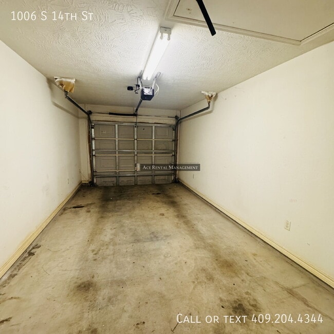 Building Photo - 1006 S 14th St