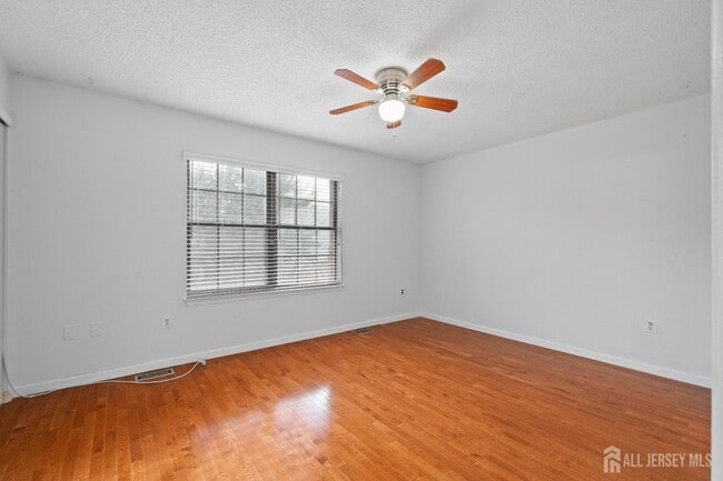 Building Photo - 13 Pear Tree Ln