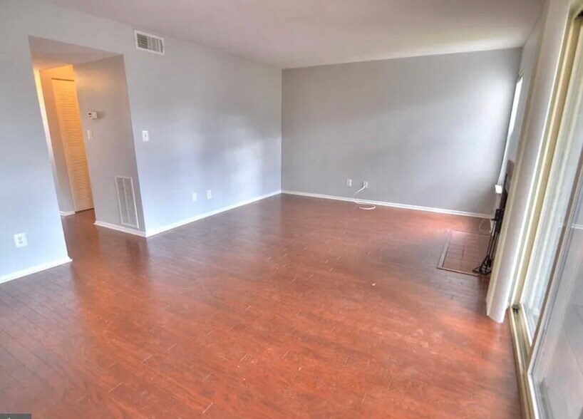 Building Photo - 1707 Ascot Way