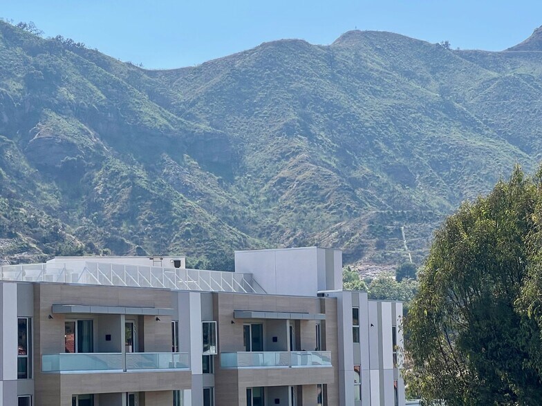 Building Photo - 1586 Palisades Dr