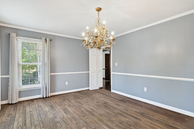Building Photo - 636 N Wilkinson Dr