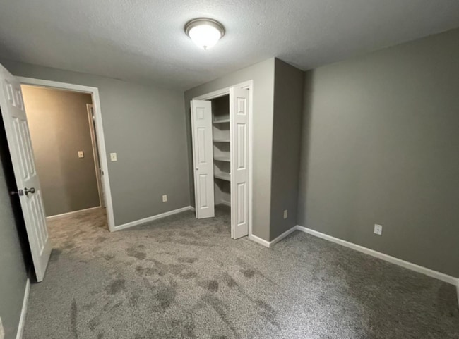 Building Photo - 5 Bedroom 3 Bath Home close to schools and...