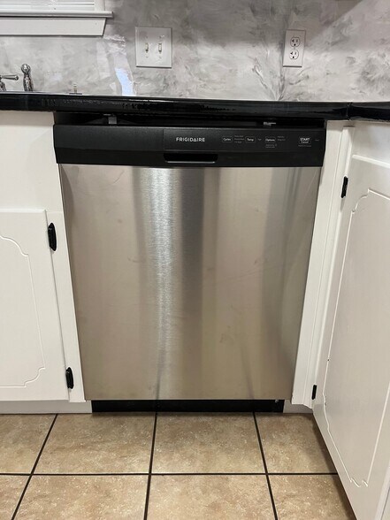 Building Photo - 4711 Lois Ln