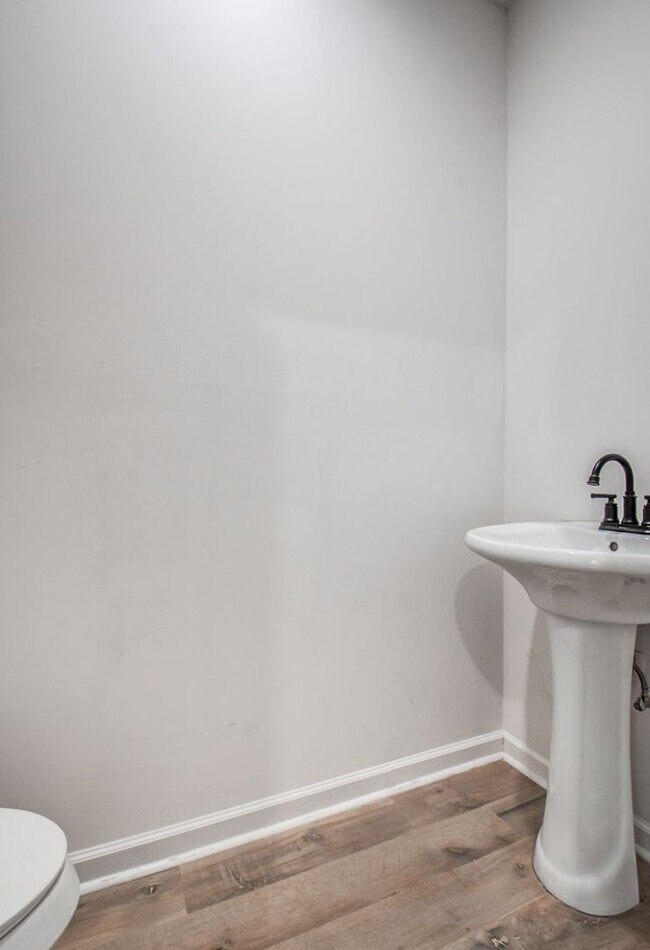 Building Photo - Elegant Midtown Memphis Single-Family Home for Lease