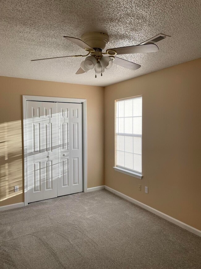 Building Photo - 1104 Village Ct