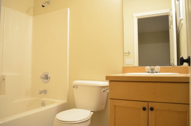 Building Photo - Klahanie 2 bedroom condo is available to move in September 1st