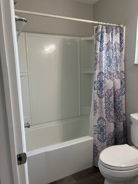 Guest Bathroom - 7015 Cedarhurst Dr