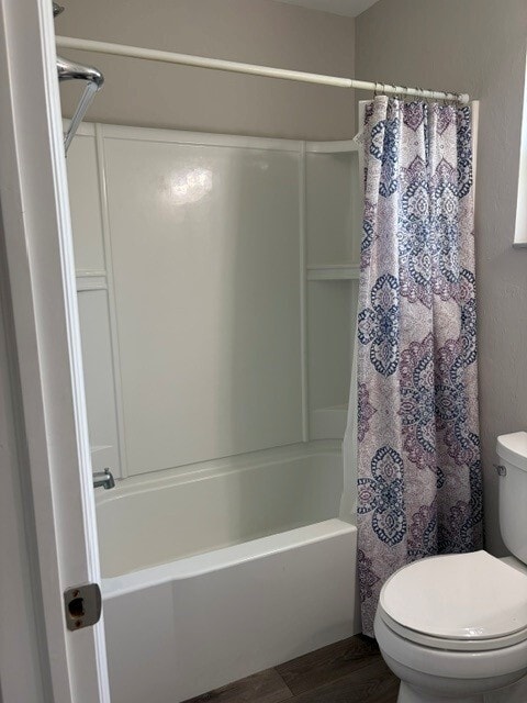 Guest Bathroom - 7015 Cedarhurst Dr