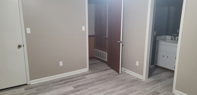 Building Photo - 1107 Davis Dr