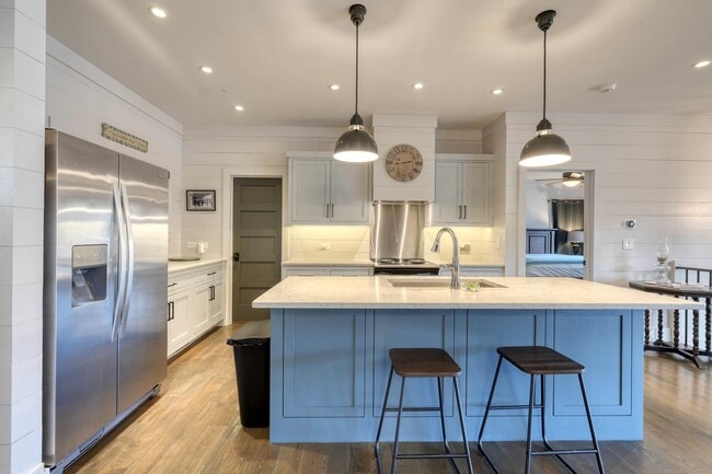 Building Photo - 56 Oak Crescent Cir