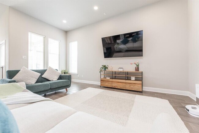Building Photo - 15215 Holloway Hls Trl