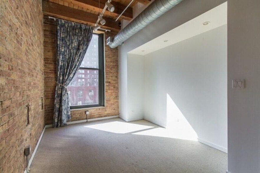 Master Bedroom - 300 W Grand Ave