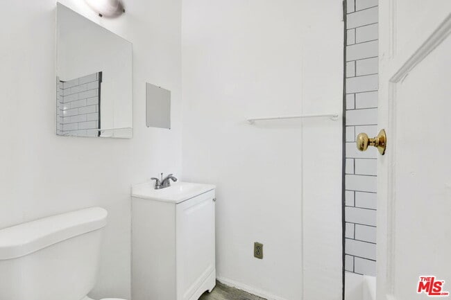 Building Photo - 225 E Garfield Ave