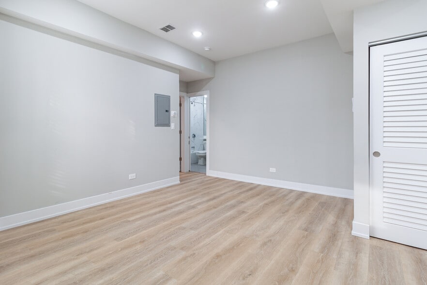 Building Photo - 441 W Belden Ave