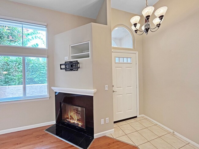 Building Photo - Charming 2BD/2.5BA Townhouse in Bankers Hi...