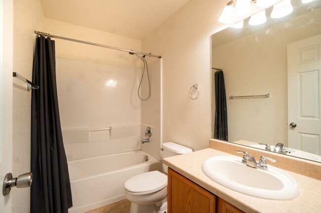 Building Photo - Beautiful townhome on Snow Bowl for Rent!