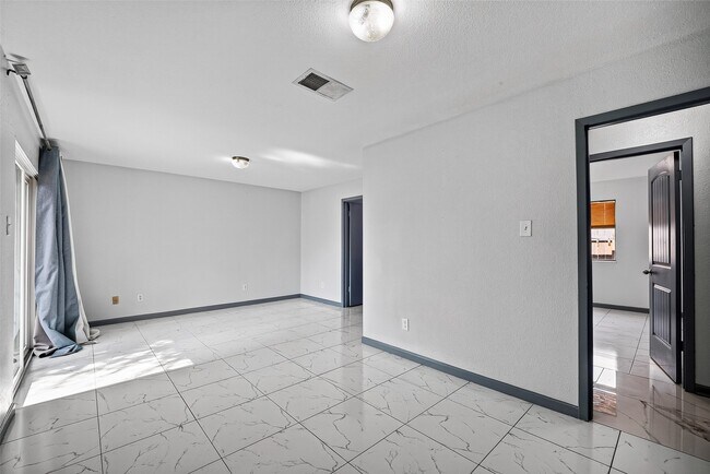 Building Photo - 10911 Pecan Dr