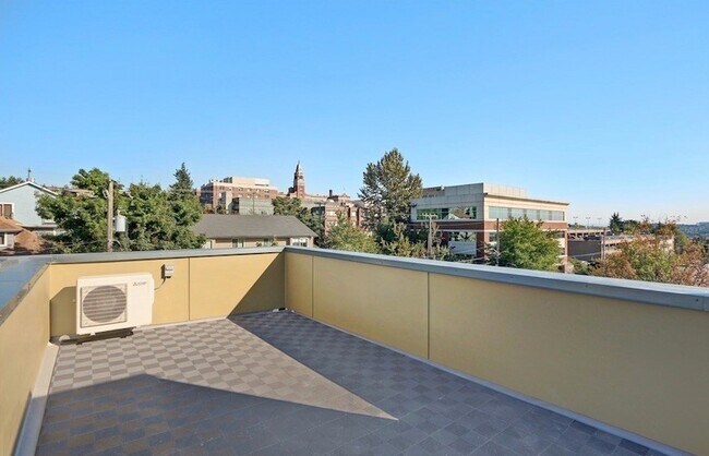 Building Photo - 709 15th Ave