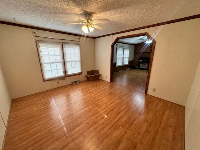 Building Photo - 3-Bedroom Home Close to Farmville with Who...