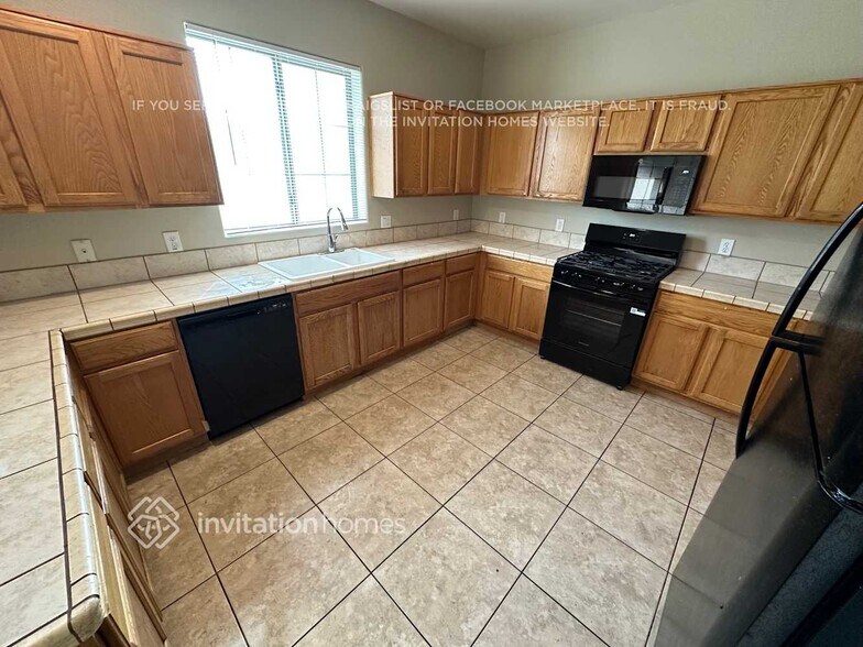 Building Photo - 1645 E Illini St