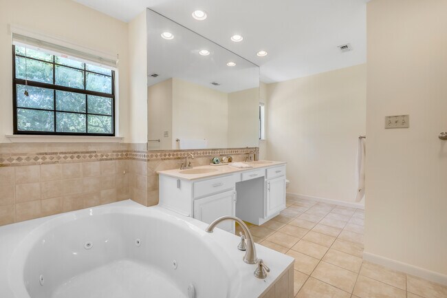 Building Photo - 9006 Balcones Club Dr