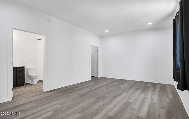 Building Photo - 832 S Farmer Ave