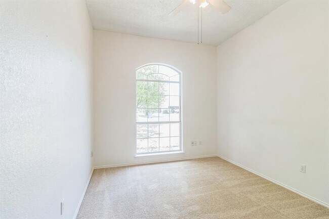 Building Photo - 800 Mountain Ridge Dr