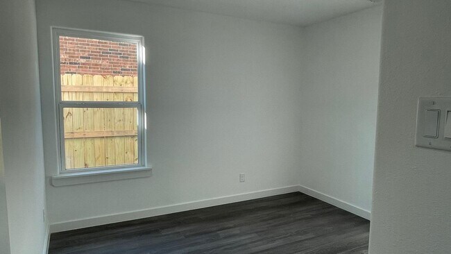 Building Photo - Beautiful house, perfect for families!!