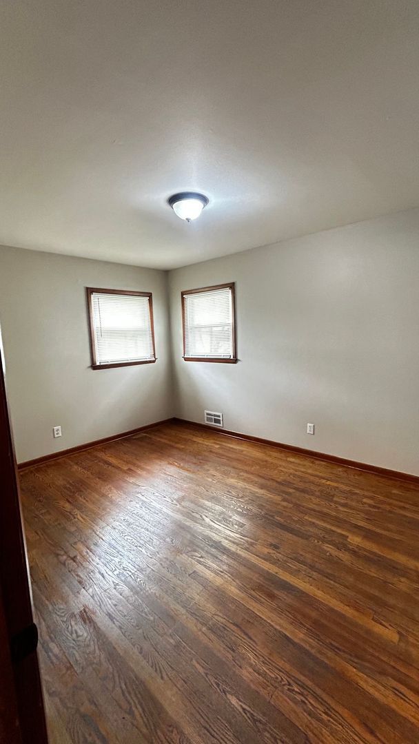 Building Photo - 8907 W Hampton Ave