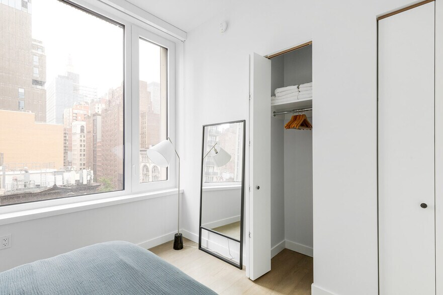 Building Photo - 200 E 23rd St