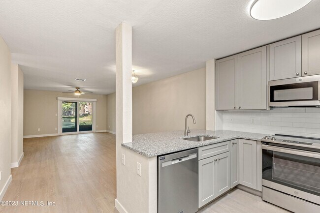 Building Photo - 5 Arbor Club Dr