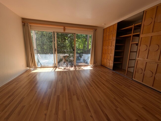 Building Photo - Cozy Woodwork Studio in Adam's Point