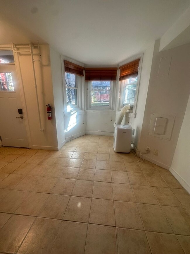 Building Photo - Modern Basement Unti 1 Bedroom/1 Bath, Recently renovated, new stainless steel appliances, floori...