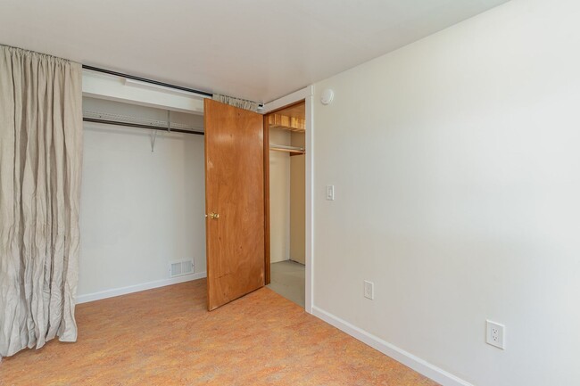 Building Photo - 3bd/1.75ba Seattle Home