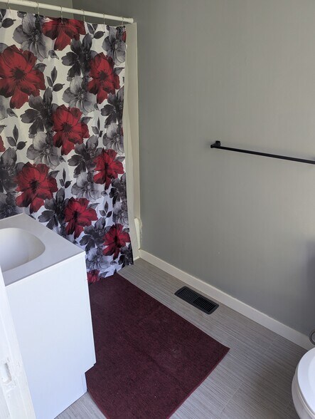 Full Bath Upstairs - 211 Short St