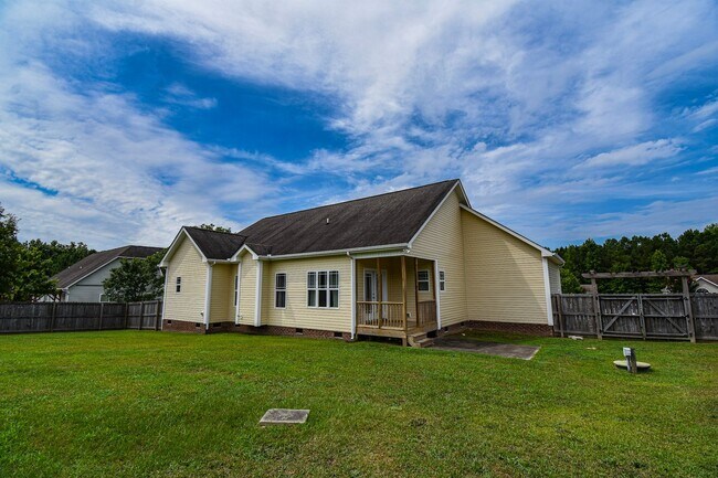 Building Photo - Coming Soon!   3 Bedroom 2 Bathroom With a Bonus: Small Dogs Okay