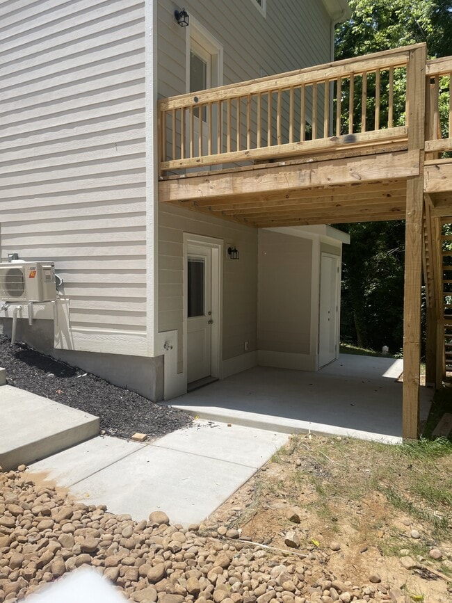 Building Photo - 707 Woodmore Ln
