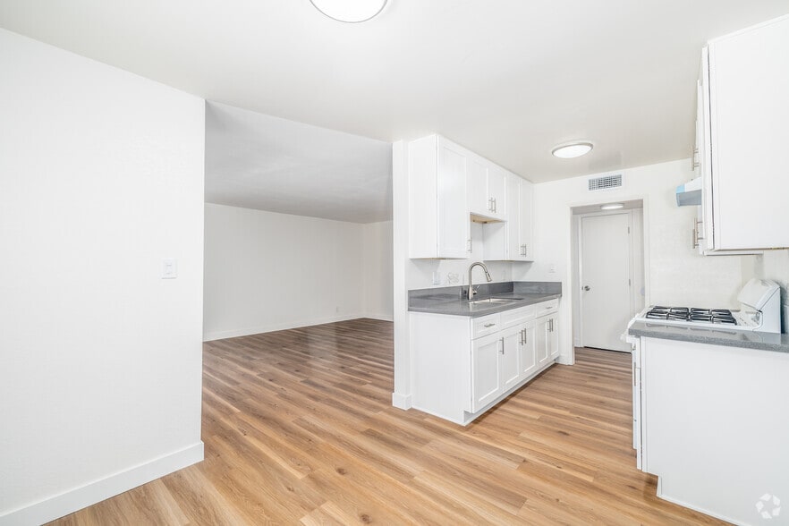2BR, 1BA - 845SF - Kitchen - Sherman Way Biltmore